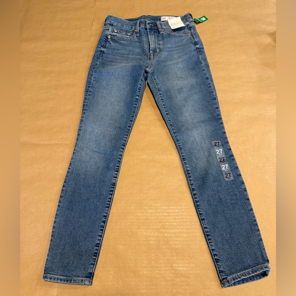 NWT Gap “True Skinny” Mid Rise Jeans - Size 4